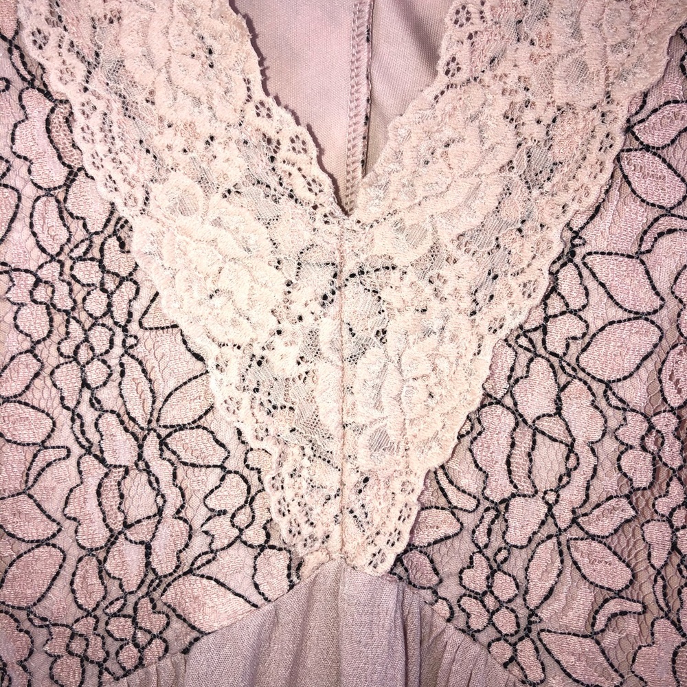 NWT Blush colored V-neck stitched ling sleeve blouse - Picture 2 of 9